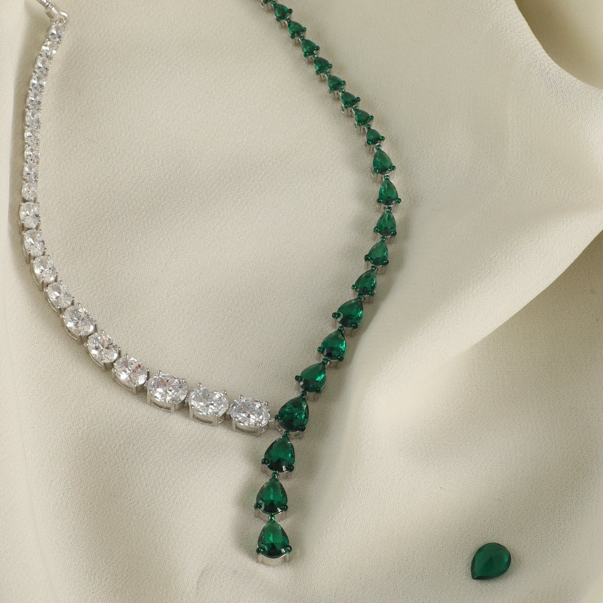 Necklace Emeraude Captivating Silver Necklace