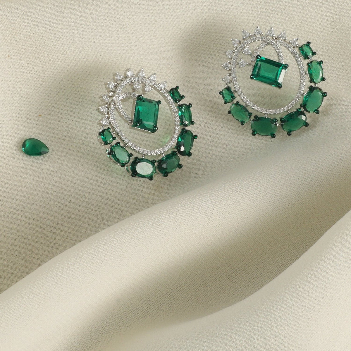Earrings Emeraude Essence Round Silver Earrings