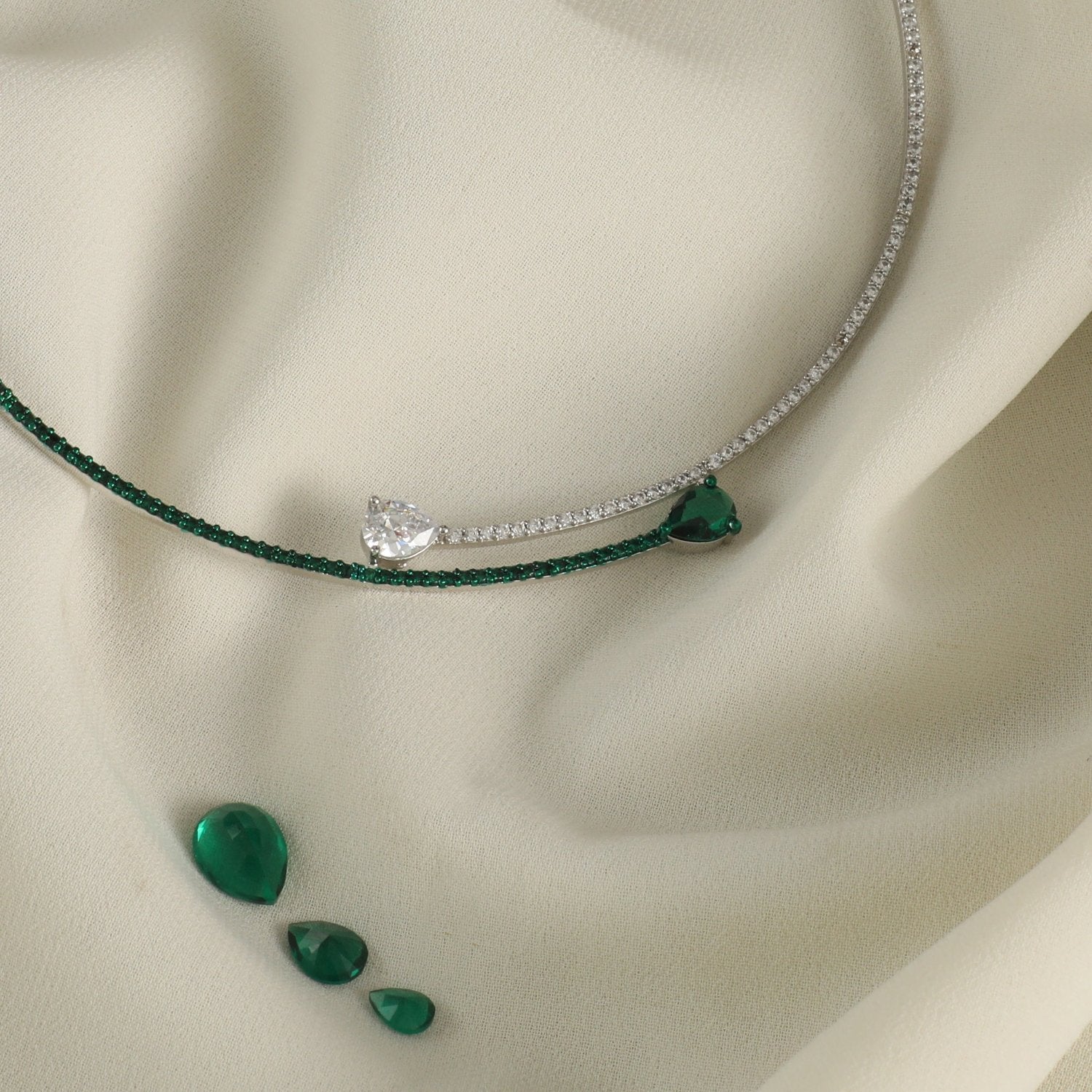 Emeraude Ravishing Silver Cuff Necklace 