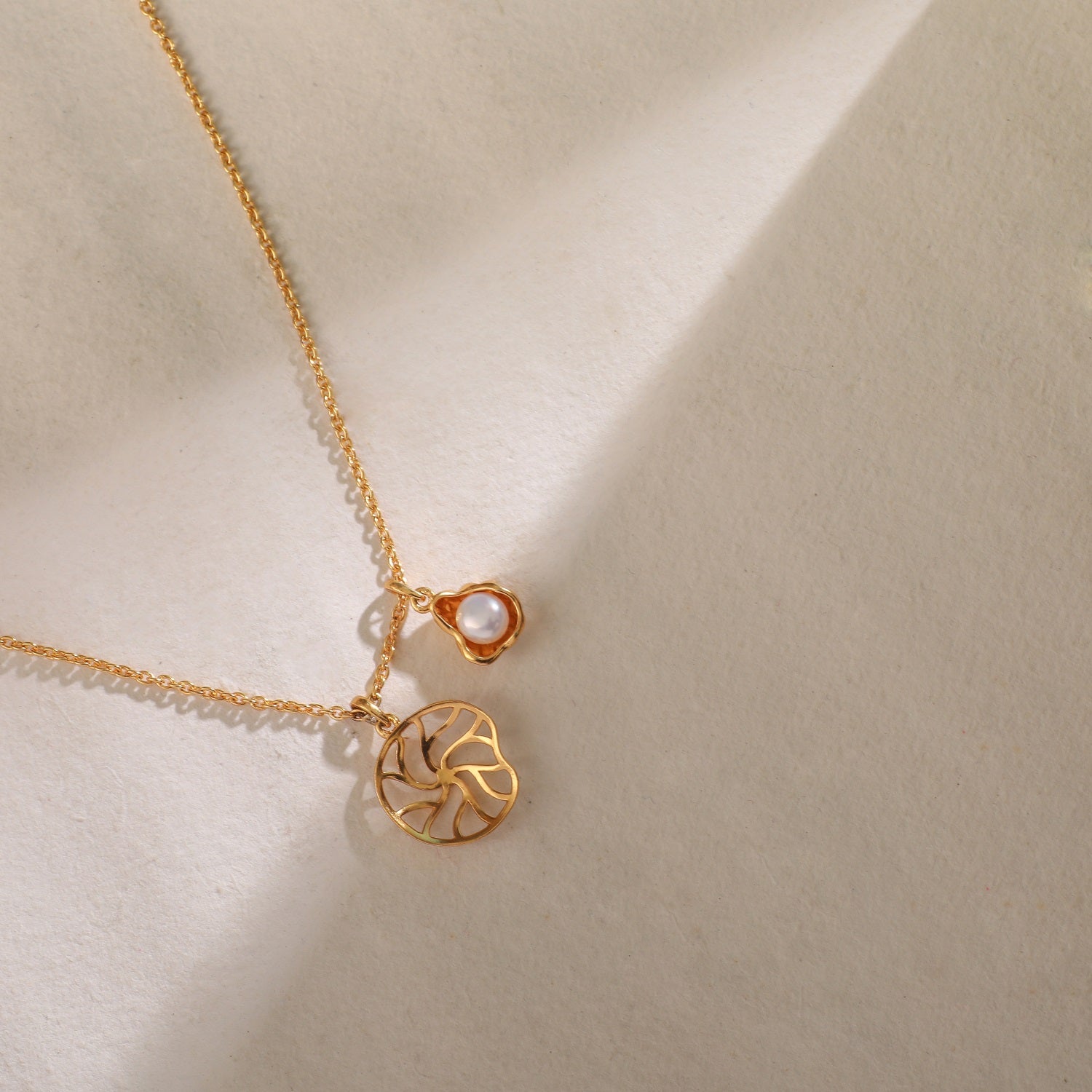 Kiva Pods & Leaf Dainty Silver Pendant Necklace